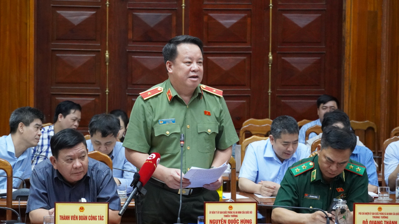 Thiếu tướng Nguyễn Quốc Hùng, Ủy viên thường trực Ban Quốc phòng và An ninh thảo luận tại buổi làm việc. Ảnh: Khánh Trinh