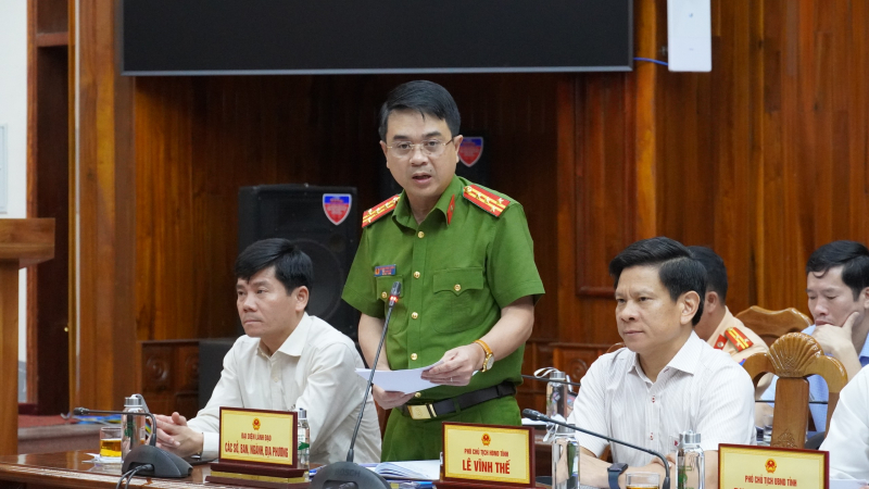 Đại tá Hoàng Khắc Lương, Phó giám đốc Công an tỉnh Quảng Bình thông tin tại buổi làm việc. Ảnh: Khánh Trinh
