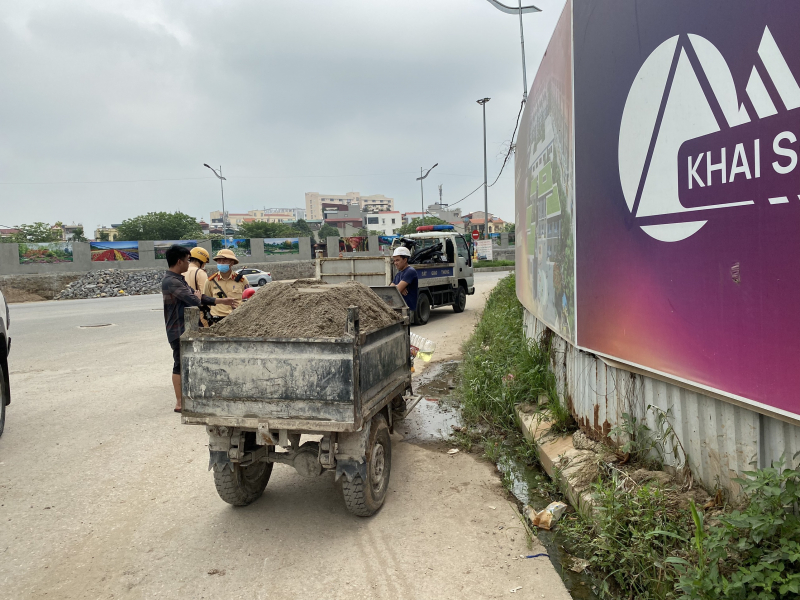 Quận Long Biên (Hà Nội): Ra quân xử lý triệt để các trường hợp xe ba, bốn bánh tự chế dán mác “Thương binh” -0