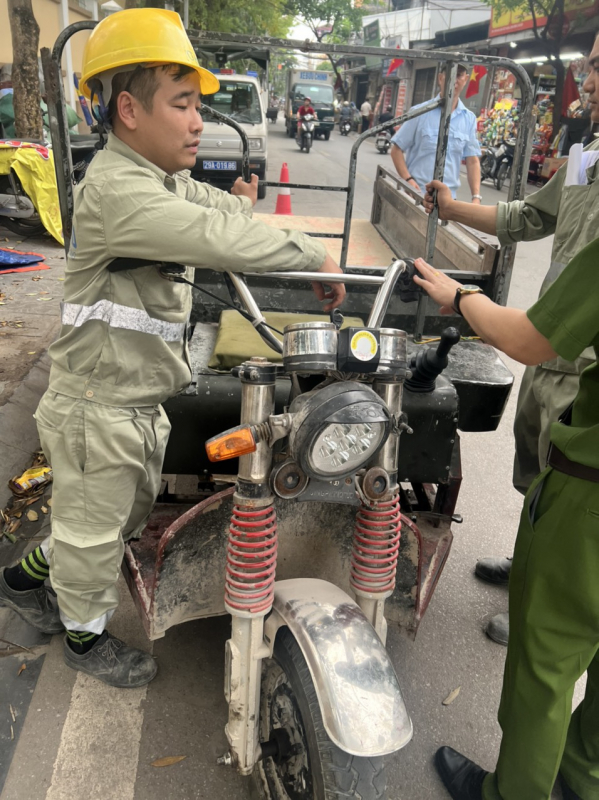 Quận Long Biên (Hà Nội): Ra quân xử lý triệt để các trường hợp xe ba, bốn bánh tự chế dán mác “Thương binh” -1
