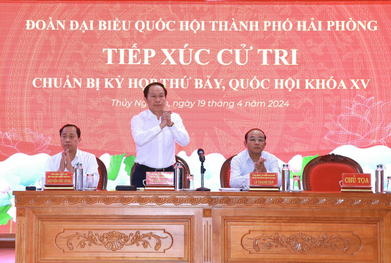 Ủy viên Trung ương Đảng, Bí thư Thành ủy, Trưởng Đoàn ĐBQH thành phố Lê Tiến Châu tại cuộc tiếp xúc cử tri huyện Thủy Nguyên	  Ảnh: Duy Thính