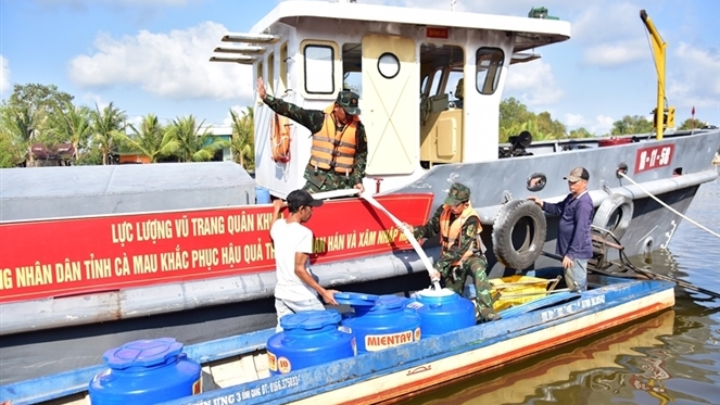 Lực lượng cảnh sát biển khu vực 4 chở nước ngọt đến cho người dân đảo Hòn Chuối, tỉnh Cà Mau trong những ngày thiếu nước gay gắt 