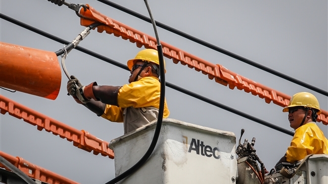 Công nhân Điện lực TP. Hồ Chí Minh sửa chữa trên đường dây Ảnh: Thành Nguyễn
