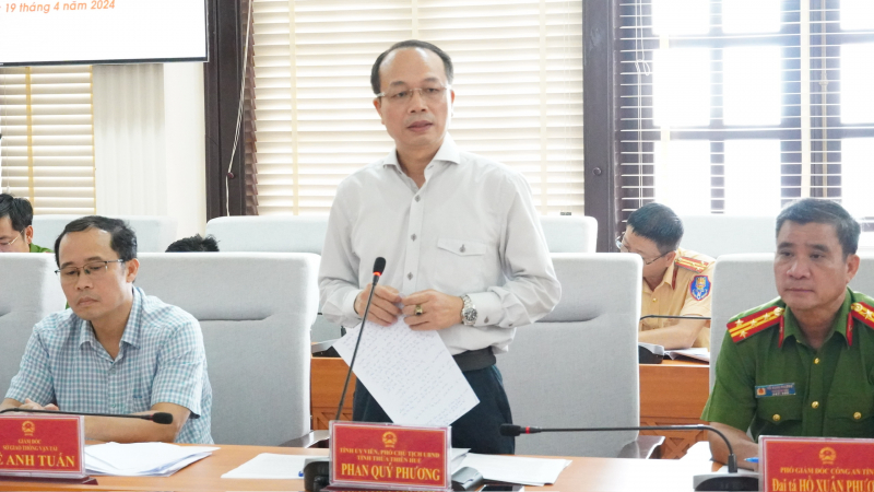 Phó Chủ tịch UBND tỉnh Thừa Thiên Huế Phan Quý Phương phát biểu tại buổi làm việc 