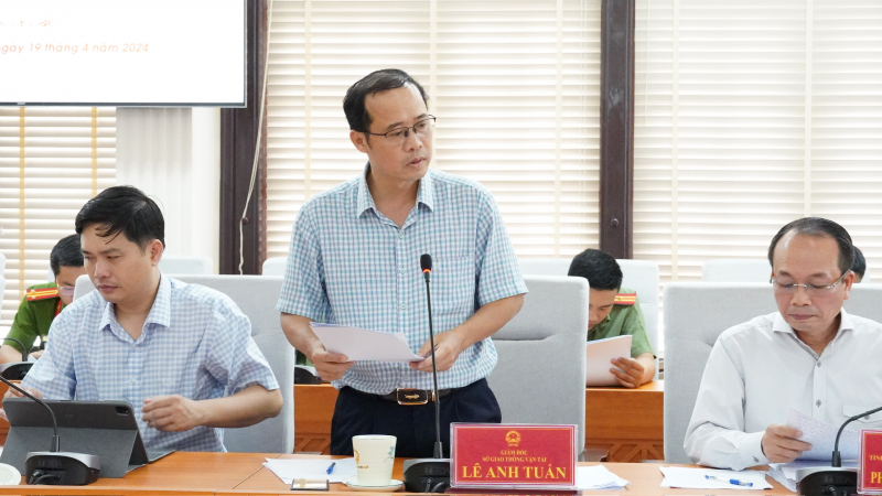 Giám đốc Sở Giao thông Vận tải tỉnh Thừa Thiên Huế Lê Anh Tuấn báo cáo tại buổi làm việc