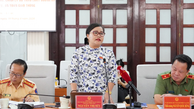 Tỉnh ủy viên, Phó Trưởng đoàn ĐBQH Chuyên trách tỉnh Thừa Thiên Huế Nguyễn Thị Sửu thảo luận tại buổi làm việc