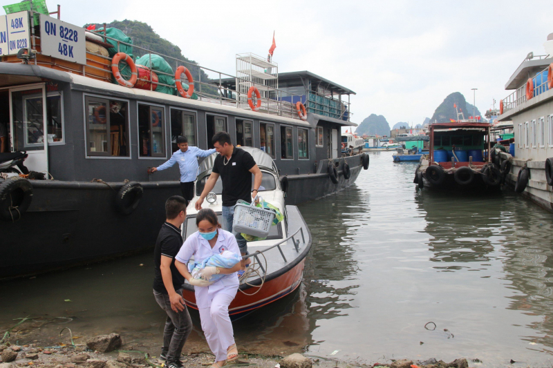 Quảng Ninh: Bác sĩ đỡ đẻ cho sản phụ ngay trên biển -1