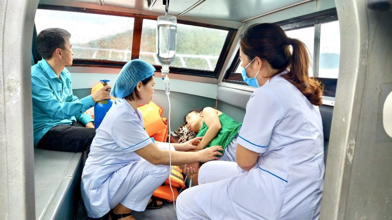 Quảng Ninh: Bác sĩ đỡ đẻ cho sản phụ ngay trên biển -0