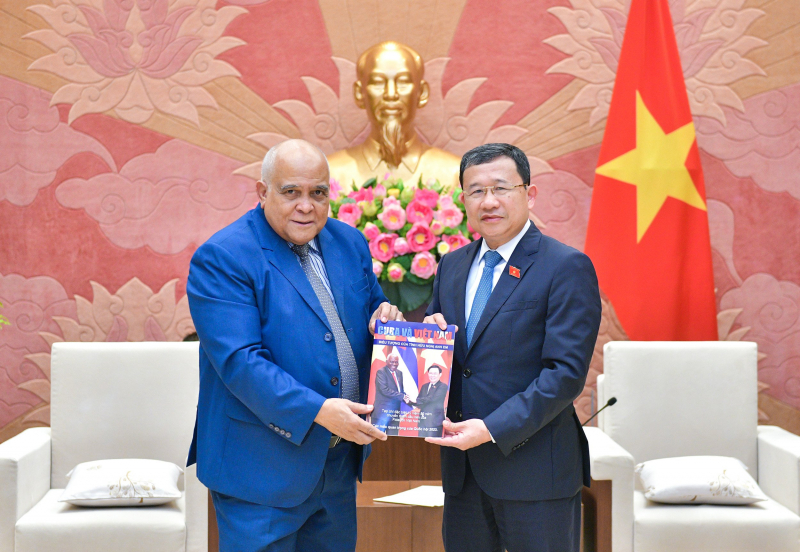 Chủ nhiệm Ủy ban Đối ngoại Vũ Hải Hà đón nhận các ấn phẩm Tạp chí đặc biệt do Quốc hội Cuba tặng Việt Nam 