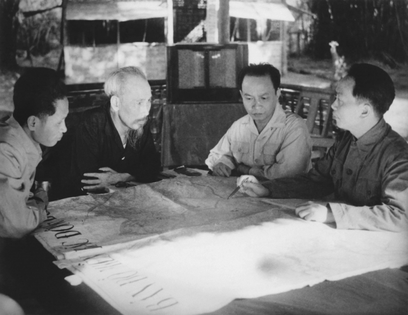 Chủ tịch Hồ Chí Minh và Ban Thường vụ Trung ương Đảng họp quyết định mở Chiến cuộc Đông Xuân 1953-1954 và Chiến dịch Điện Biên Phủ cuối năm 1953 - Ảnh tư liệu