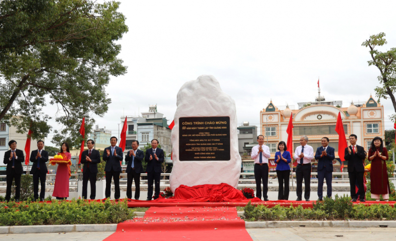 Lãnh đạo tỉnh Quảng Ninh gắn biển công trình chào mừng kỷ niệm 60 năm ngày thành lập tỉnh 30.10 (1963 - 2023). ảnh: Q.M.G