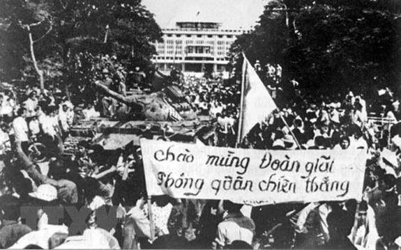 Nhân dân chào đón quân giải phóng chiếm phủ tổng thống ngụy, trưa 30.4.1975. Ảnh: Tư liệu