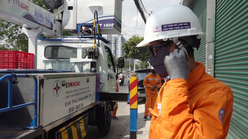 TP. Hồ Chí Minh: Công nhân ngành điện “bám trụ” giữa những ngày nắng nóng cao điểm - 0
