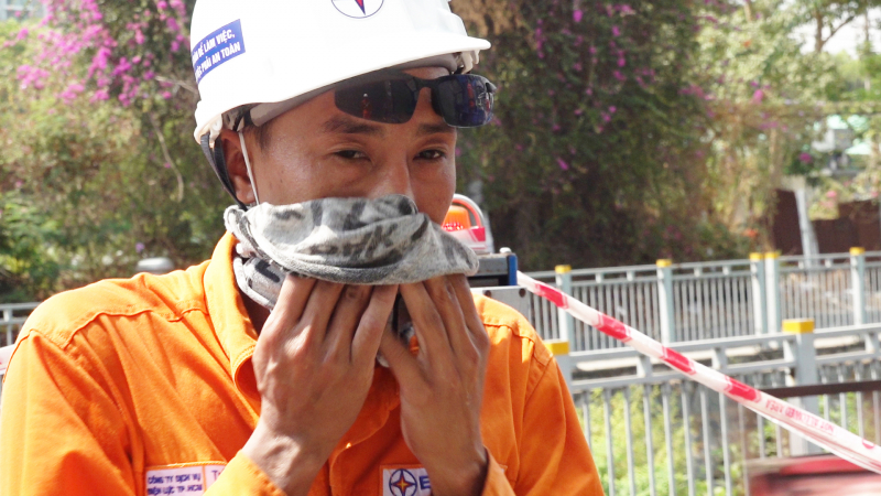 TP. Hồ Chí Minh: Công nhân ngành điện “bám trụ” giữa những ngày nắng nóng cao điểm - 0
