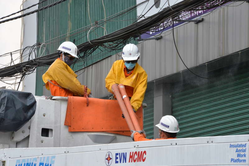 TP. Hồ Chí Minh: Công nhân ngành điện “bám trụ” giữa những ngày nắng nóng cao điểm - 2