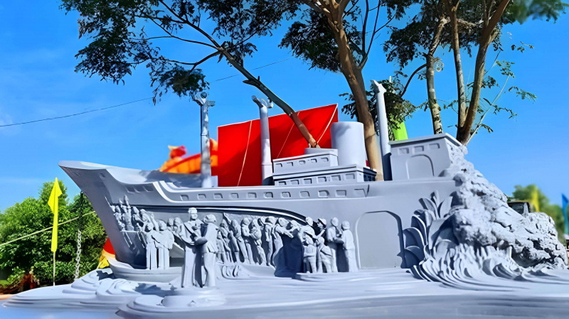 Mô hình Cụm công trình tượng đài kỷ niệm Chuyến tàu tập kết ra Bắc năm 1954