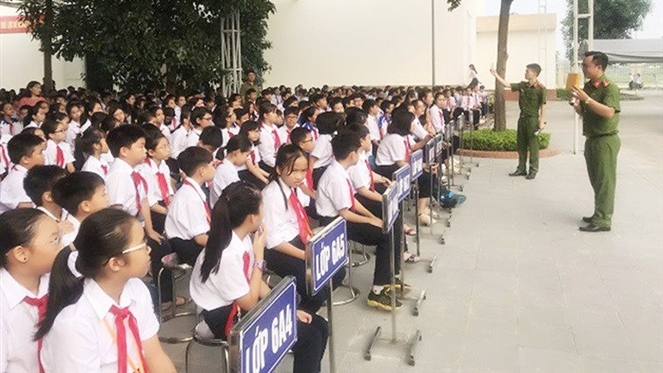 Cán bộ công an phổ biến, giáo dục kiến thức pháp luật cho học sinh Trường Trung học cơ sở Lê Quý Đôn (quận Hà Đông). Ảnh:ITN