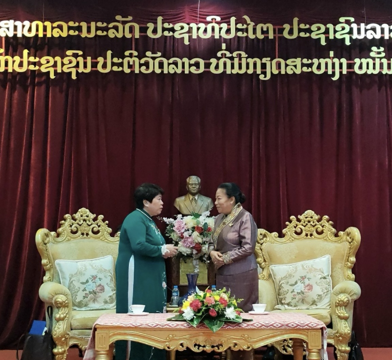 Phó Chủ tịch Quốc hội Lào Sounthone Xayachak tiếp Nhóm nữ ĐBQH Việt Nam -0