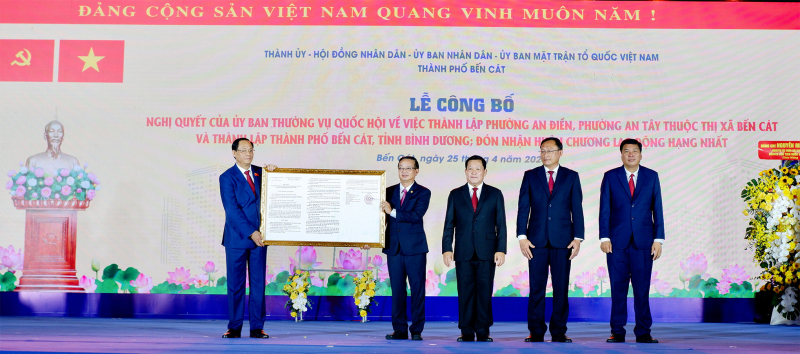 Phó Chủ tịch Quốc hội, Thượng tướng Trần Quang Phương dự Lễ công bố Nghị quyết thành lập thành phố Bến Cát, Bình Dương -0