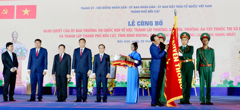 Phó Chủ tịch Quốc hội, Thượng tướng Trần Quang Phương dự Lễ công bố Nghị quyết thành lập thành phố Bến Cát, Bình Dương -0