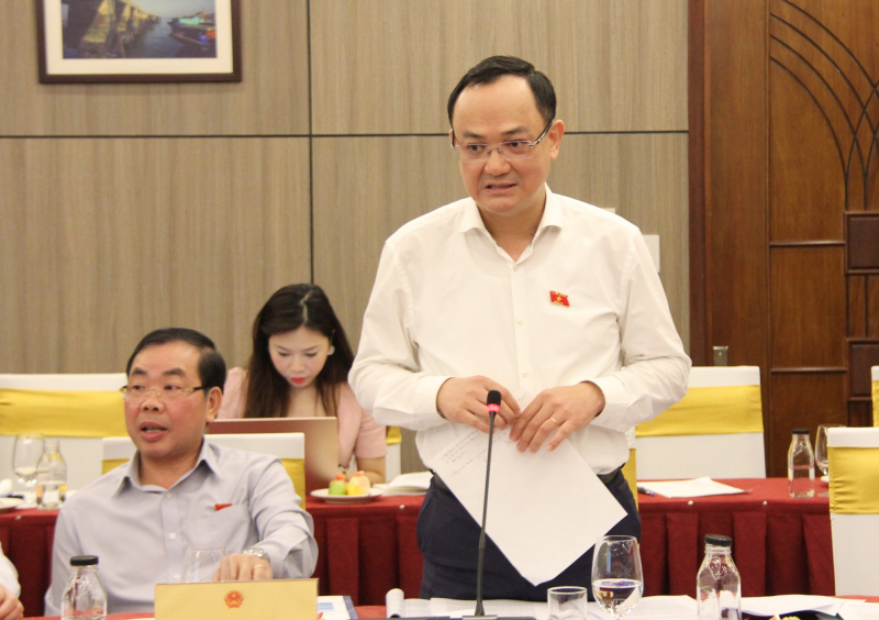 Ủy viên Thường trực Ủy ban Khoa học, Công nghệ và Môi trường Nguyễn Ngọc Sơn góp ý về quy hoạch không gian biển