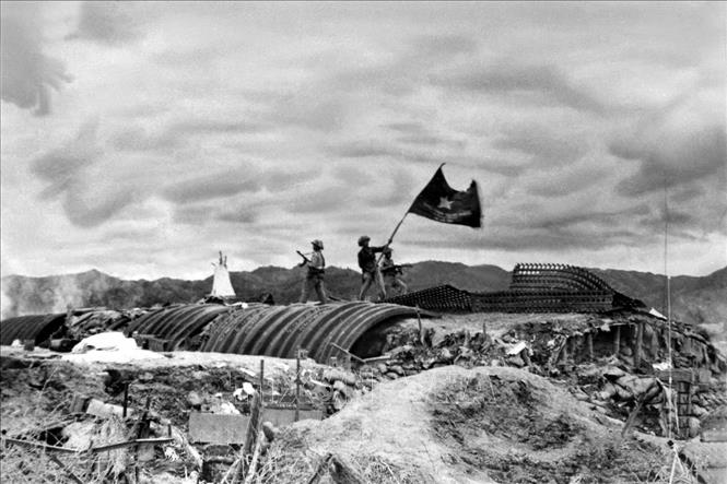 Ngày 7.5.1954, toàn bộ Tập đoàn cứ điểm của địch đã bị tiêu diệt, kết thúc cuộc kháng chiến chống pháp đầy gian khổ, hy sinh kéo dài suốt 9 năm. Chiến thắng Điện Biên Phủ buộc Pháp phải ngồi vào bàn đàm phán tại Geneva. Ảnh: Triệu Đại - TTXVN