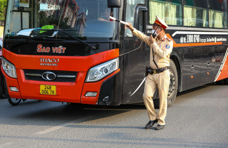Hà Nội: Cảnh sát giao thông phân luồng giao thông dưới nắng nóng gay gắt -0