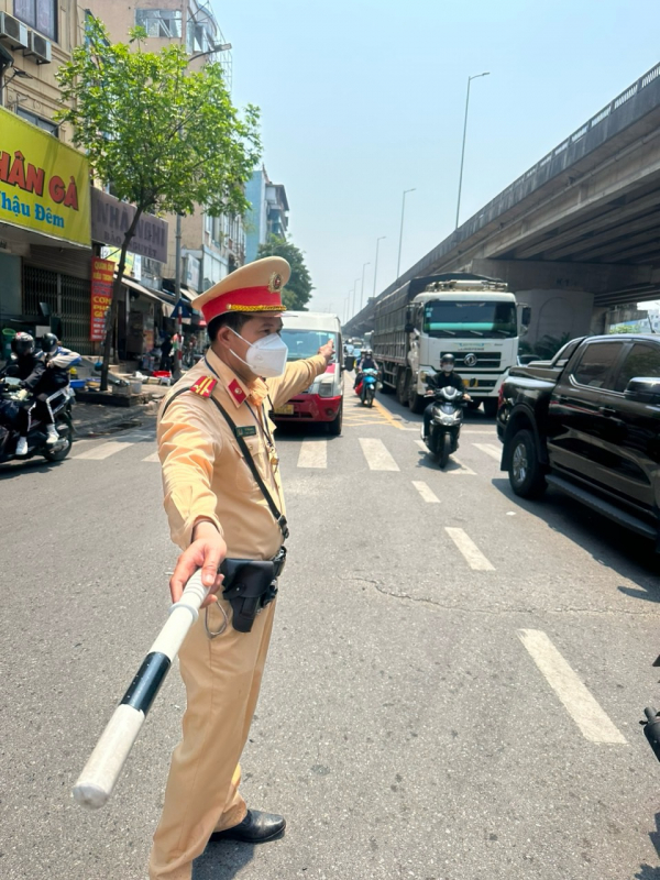 Hà Nội: Cảnh sát giao thông phân luồng giao thông dưới nắng nóng gay gắt