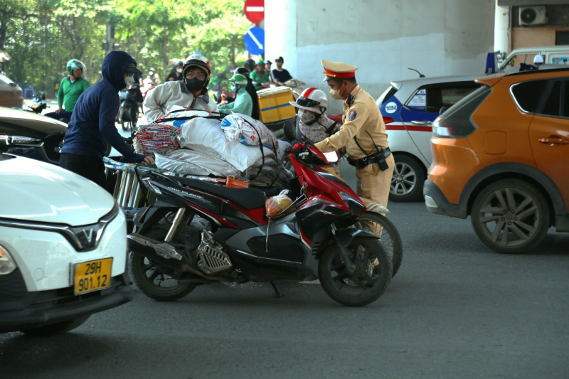 Hà Nội: Cảnh sát giao thông phân luồng giao thông dưới nắng nóng gay gắt -0