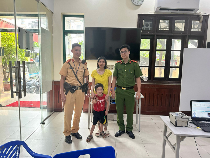 Hà Nội: Cảnh sát giao thông kịp thời giúp đỡ cháu bé bị lạc mẹ trong lúc đi tham quan chùa Trấn Quốc -0