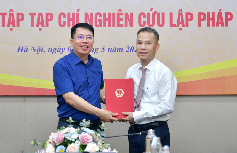 Viện trưởng Viện Nghiên cứu lập pháp Nguyễn Văn Hiển trao Quyết định bổ nhiệm Tổng Biên tập Tạp chí Nghiên cứu lập pháp 