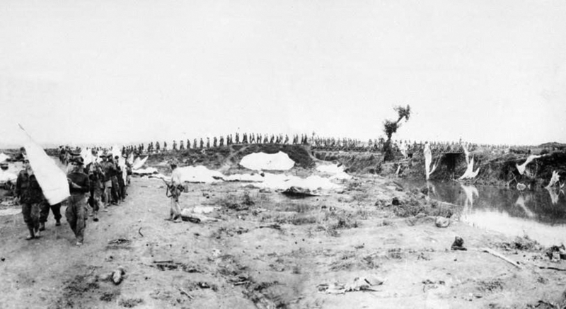 Tù binh Pháp ở Điện Biên Phủ kéo cờ trắng ra hàng kết thúc chiến dịch Điện Biên Phủ	 Ảnh: Tư liệu