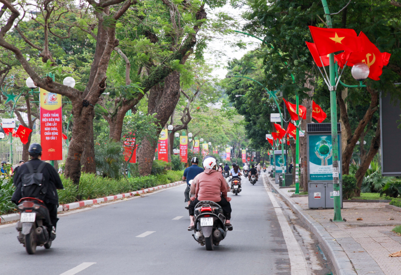 Hà Nội rực rỡ cờ hoa chào mừng kỷ niệm 70 năm chiến thắng Điện Biên Phủ -0