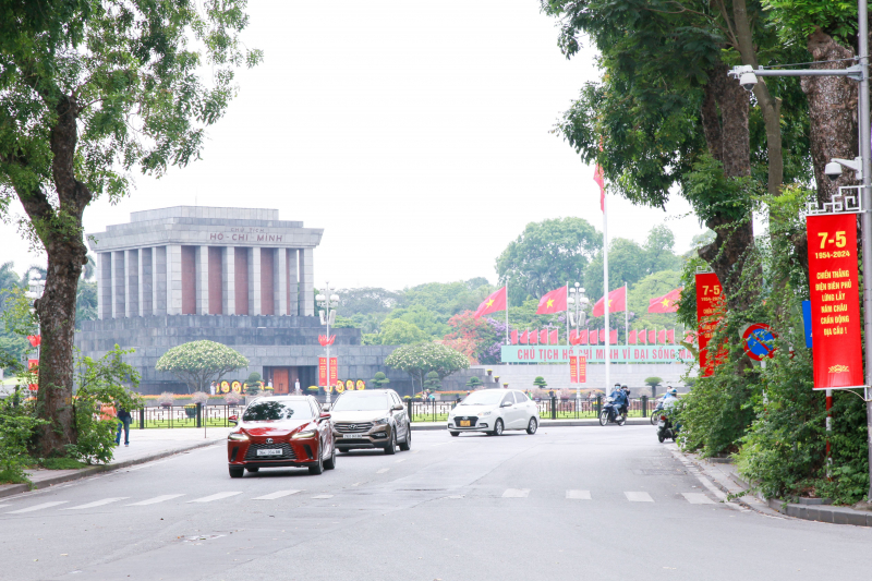 Hà Nội rực rỡ cờ hoa chào mừng kỷ niệm 70 năm chiến thắng Điện Biên Phủ -1