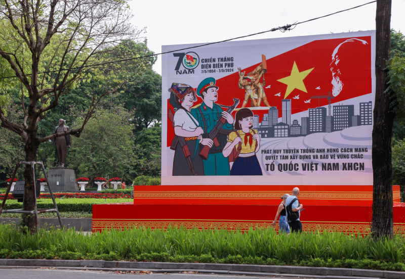 Hà Nội rực rỡ cờ hoa chào mừng kỷ niệm 70 năm chiến thắng Điện Biên Phủ -1