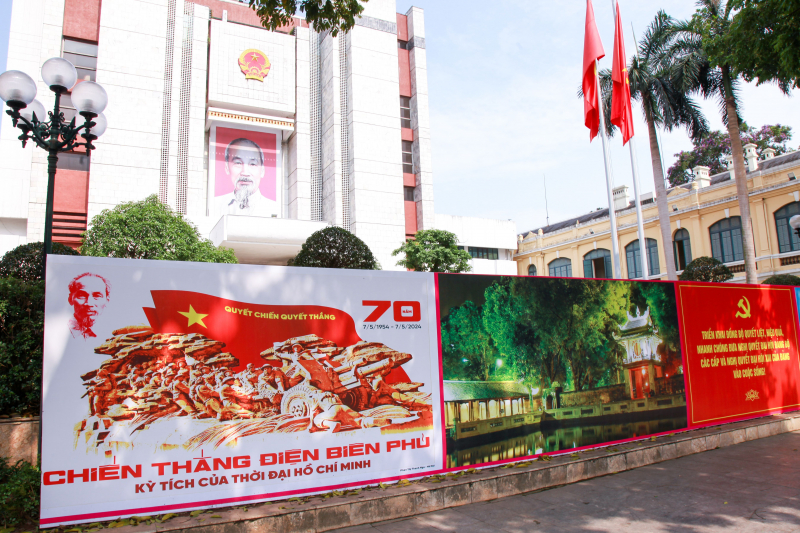 Hà Nội rực rỡ cờ hoa chào mừng kỷ niệm 70 năm chiến thắng Điện Biên Phủ -2