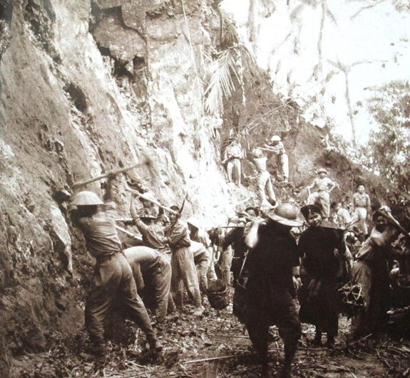 Thanh niên xung phong phá đá mở đường qua núi. Ảnh tư liệu 