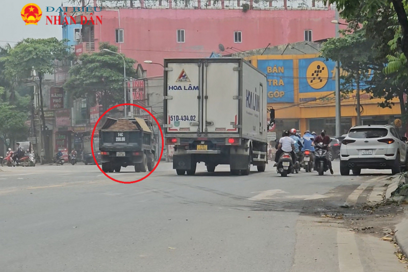 Gia Lâm (Hà Nội): Hàng loạt xe “hồ vồ” ngang nhiên vượt đèn đỏ tại ngã tư Sủi -0