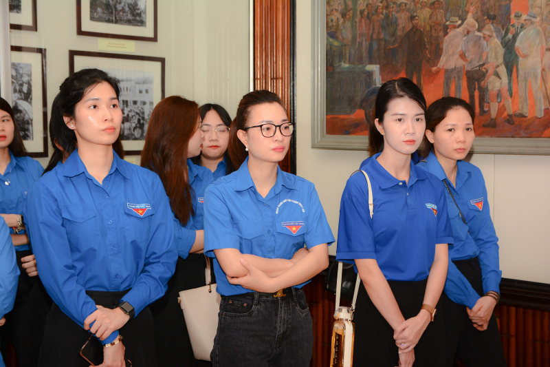 Đoàn Thanh niên 4 Văn phòng Trung ương tham quan trưng bày 