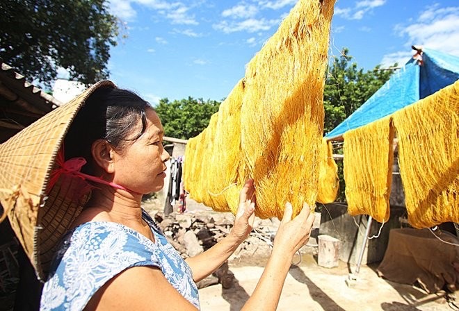  Chú thích ảnh: Người dân làng nghề Cổ Chất dệt tơ, nuôi tằm. Nguồn: Báo Nam Định