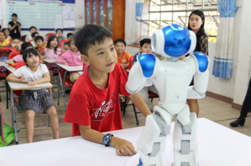 Học sinh Trường Tiểu học Tân Sơn Nhì (TP Hồ Chí Minh) trải nghiệm học tiếng Anh với robot. 