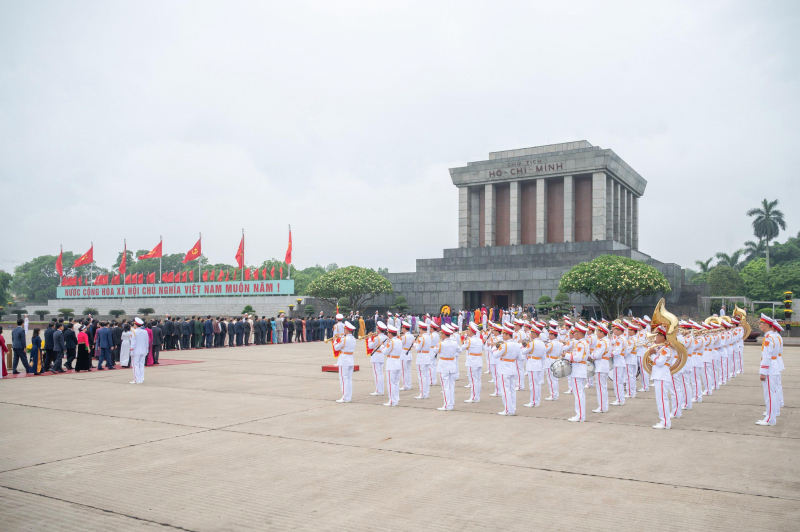 Đại biểu Quốc hội dự Kỳ họp thứ Bảy vào Lăng viếng Chủ tịch Hồ Chí Minh -3