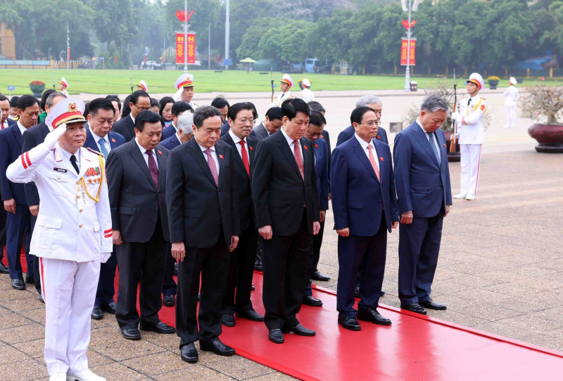 Đại biểu Quốc hội dự Kỳ họp thứ Bảy vào Lăng viếng Chủ tịch Hồ Chí Minh -0
