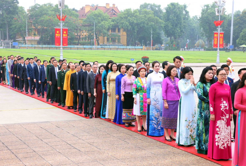Đại biểu Quốc hội dự Kỳ họp thứ Bảy vào Lăng viếng Chủ tịch Hồ Chí Minh -2