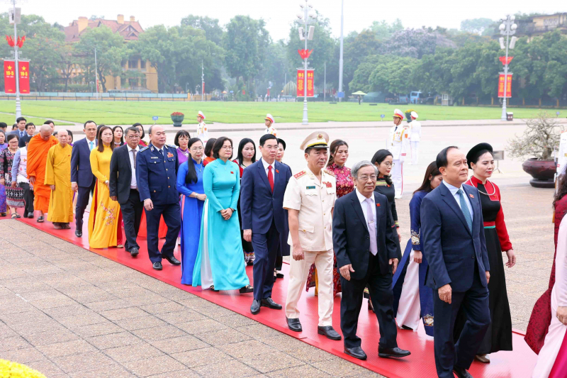 Đại biểu Quốc hội dự Kỳ họp thứ Bảy vào Lăng viếng Chủ tịch Hồ Chí Minh -1