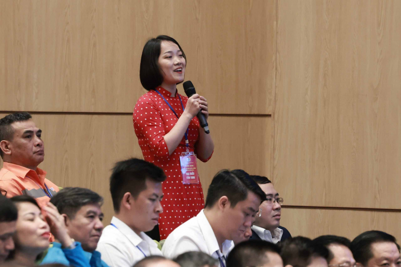 Chị Trần Thu Trang (Hãng hàng không Quốc gia Việt Nam - Vietnam Airlines) đóng góp ý kiến tại diễn đàn. Nguyễn Hải