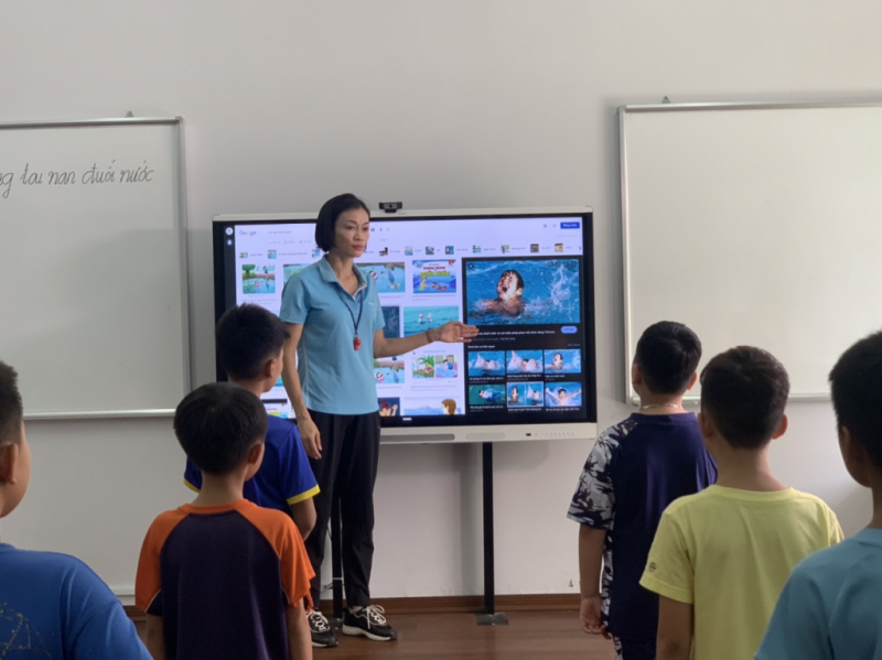 Giáo viên phổ biến kỹ năng phòng, chống đuối nước cho học sinh Trường Tiểu học Nguyễn Bình (thị xã Quảng Yên). Ảnh: Hoàng Anh