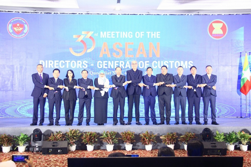 Đại diện Hải quan các nước ASEAN chụp ảnh lưu niệm cùng đại diện Ban Thư ký ASEAN. Ảnh: Tổng cục Hải quan
