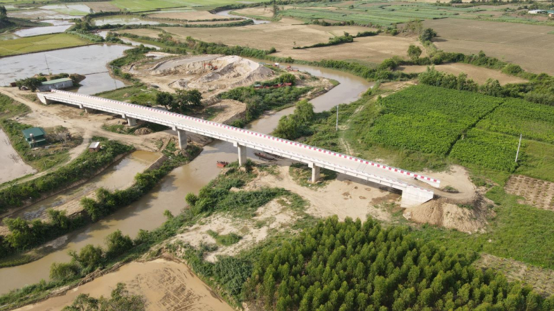 Cầu 36 tỷ đồng xây xong chưa thể thông xe vì vướng trạm quản lý bảo vệ rừng -0