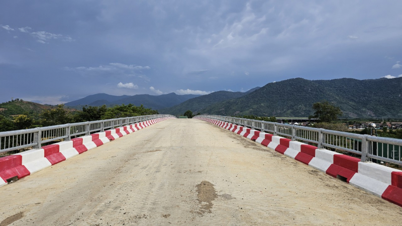 Cầu 36 tỷ đồng xây xong chưa thể thông xe vì vướng trạm quản lý bảo vệ rừng -0